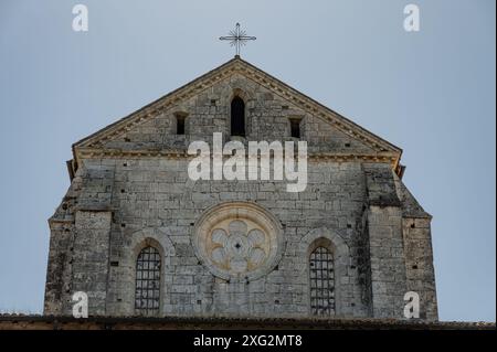 Es ist eines der wichtigsten italienischen Klöster der Zisterziensergotik. Sie wurde 1203 erbaut und 1217 geweiht. Stockfoto