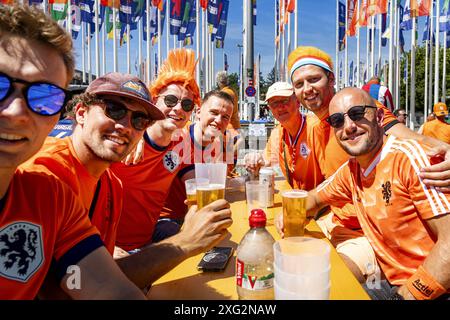 Berlin, Deutschland. Juli 2024. BERLIN - niederländische Fans am Tag des Viertelfinales der Europameisterschaft zwischen den Niederlanden und der Türkei. ANP RAMON VAN FLYMEN Credit: ANP/Alamy Live News Stockfoto