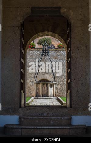 Es ist eines der wichtigsten italienischen Klöster der Zisterziensergotik. Sie wurde 1203 erbaut und 1217 geweiht. Stockfoto