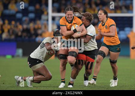 Sydney, Australien. Juli 2024. Michaela Leonard (C) aus dem australischen Rugby-Team wird während des Women's Rugby Internationals-Spiels zwischen Australien und Fidschi im Allianz-Stadion beobachtet. Endpunktzahl: Australien 64:5 Fidschi. (Foto: Luis Veniegra/SOPA Images/SIPA USA) Credit: SIPA USA/Alamy Live News Stockfoto