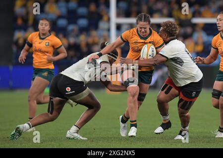 Sydney, Australien. Juli 2024. Michaela Leonard (C) aus dem australischen Rugby-Team wird während des Women's Rugby Internationals-Spiels zwischen Australien und Fidschi im Allianz-Stadion beobachtet. Endpunktzahl: Australien 64:5 Fidschi. (Foto: Luis Veniegra/SOPA Images/SIPA USA) Credit: SIPA USA/Alamy Live News Stockfoto