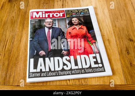 5. Juli 2024. Am Tag nach einem Sieg der Labour Party bei den Parlamentswahlen lautet die Schlagzeile des Daily Mirror Landslide! Stockfoto