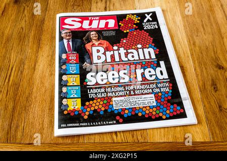 5. Juli 2024. Am Tag nach einem Sieg der Labour Party bei den Parlamentswahlen lautet die Schlagzeile der Sun: Britain Sees Red. Stockfoto