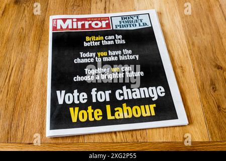 4. Juli 2024. Auf der Titelseite des Daily Mirror steht Vote for Change Vote Labour am Tag der Parlamentswahlen 2024. Stockfoto