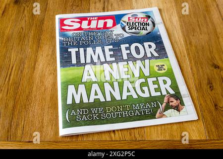 4. Juli 2024. Titelzeile in der Sonne ist Zeit für einen neuen Manager, da die Zeitung die Labour Party zum ersten Mal seit 1997 bei den Parlamentswahlen unterstützt. Stockfoto