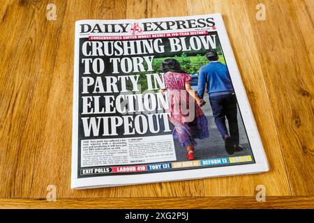 5. Juli 2024. Am Tag nach einem Sieg der Labour Party bei den Parlamentswahlen lautet die Schlagzeile des Daily Express in Election Wipeout: Erdrückender Schlag gegen die Tory-Partei. Stockfoto