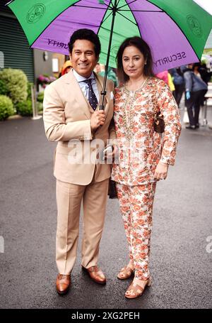 Sachin Tendulkar mit seiner Frau Anjali am 6. Tag der Wimbledon Championships 2024 im All England Lawn Tennis and Croquet Club in London. Bilddatum: Samstag, 6. Juli 2024. Stockfoto