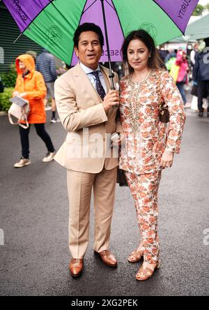 Sachin Tendulkar mit seiner Frau Anjali am 6. Tag der Wimbledon Championships 2024 im All England Lawn Tennis and Croquet Club in London. Bilddatum: Samstag, 6. Juli 2024. Stockfoto