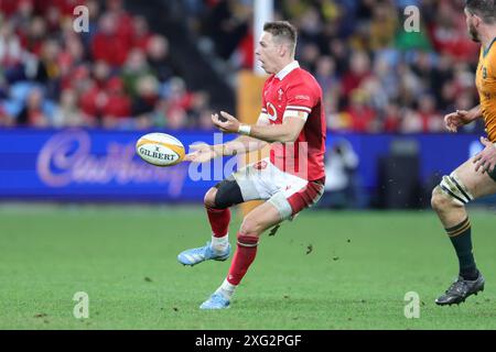 Sydney, Australien. Juli 2024. Liam Williams aus Wales übergibt den Ball während des internationalen Freundschaftstests zwischen den Australia Wallabies und Wales im Allianz Stadium in Sydney, Australien am 6. Juli 2024. Foto von Peter Dovgan. Nur redaktionelle Verwendung, Lizenz für kommerzielle Nutzung erforderlich. Keine Verwendung bei Wetten, Spielen oder Publikationen eines einzelnen Clubs/einer Liga/eines Spielers. Quelle: UK Sports Pics Ltd/Alamy Live News Stockfoto