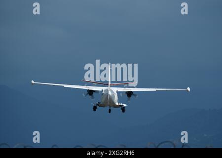 Zweimotorige Kurzstreckenflugzeuge am bewölkten Himmel. Stockfoto