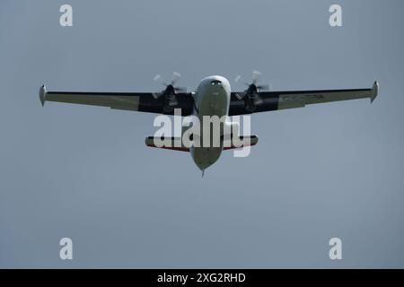 Zweimotorige Kurzstreckenflugzeuge am bewölkten Himmel. Stockfoto