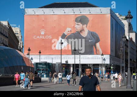 16. Juni 2024, Madrid, Spanien: Fußgänger gehen an einer großen Plakatwand des Schweizer Luxusuhrmachers Rolex vorbei und zeigen den spanischen Tennisspieler Carlos Alcaraz in Spanien. (Credit Image: © Xavi Lopez/SOPA Images via ZUMA Press Wire) NUR REDAKTIONELLE VERWENDUNG! Nicht für kommerzielle ZWECKE! Stockfoto