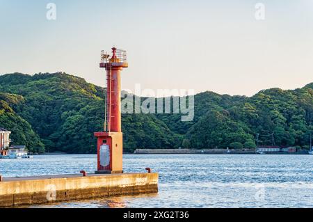 Roter Leuchtturm an der Katsuura Bay an der Pazifikküste in Nachikatsuura, Japan. Stockfoto