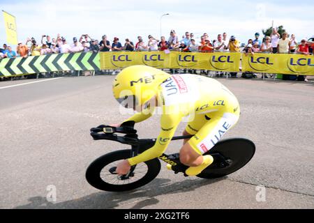 Tadej Pogacar vom Team Emirates der Vereinigten Arabischen Emirate reitet in Gevrey-Chambertin im Einzelzeitfahren auf der 7. Etappe der Tour de France 2024 Credit: Dominic Dudley/Alamy Live News Stockfoto