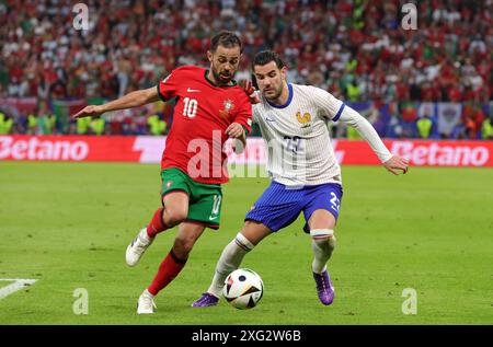 HAMBURG, DEUTSCHLAND - 5. JULI: Bernardo Silva aus Portugal und Theo Hernandez aus Frankreich beim Viertelfinalspiel der UEFA EURO 2024 zwischen Portugal und Frankreich am 5. Juli 2024 im Volksparkstadion in Hamburg. © diebilderwelt / Alamy Stock Stockfoto