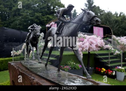 Die Lester Piggott Statue am bet365 Old Newton Cup Day auf der Rennbahn Haydock Park, Newton-le-Willows. Bilddatum: Samstag, 6. Juli 2024. Schau dir PA Story RACING Haydock an. Das Foto sollte lauten: Ian Hodgson für den Jockey Club/PA Wire. EINSCHRÄNKUNGEN: Nur redaktionelle Verwendung, kommerzielle Nutzung unterliegt der vorherigen Genehmigung durch den Jockey Club/Sandown Park Racecourse Stockfoto