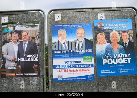 Corrèze, Frankreich. Juli 2024. Plakate der Kandidaten für die Dreieckswahlen der zweiten Runde der frühen Parlamentswahlen 2024 im 1. Wahlkreis Corrèze in Frankreich: Francois Hollande (neue Volksfront), Francis Dubois (republikanische und unabhängige Rechte), Maitey Pouget (Rassemblement National). Corrèze, Limousin, Frankreich, Europa. Foto von HM Images/Alamy Live News. Stockfoto