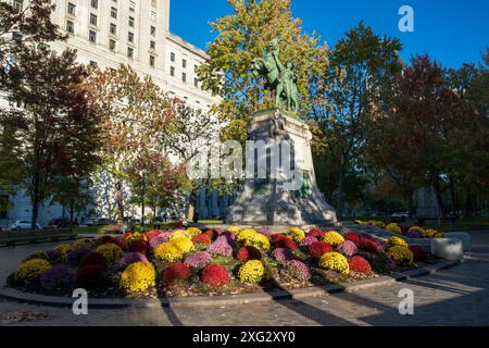 Montreal, Quebec, Kanada - 10. Oktober 2022 : Dorchester Square bei Sonnenuntergang. Ein großer Stadtplatz in der Innenstadt von Montreal. Stockfoto