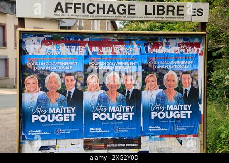 Corrèze, Frankreich. Juli 2024. Plakate der Kandidaten für die Dreieckswahlen der zweiten Runde der frühen Parlamentswahlen 2024 im 1. Wahlkreis Corrèze in Frankreich: Francois Hollande (neue Volksfront), Francis Dubois (republikanische und unabhängige Rechte), Maitey Pouget (Rassemblement National). Corrèze, Limousin, Frankreich, Europa. Foto von HM Images/Alamy Live News. Stockfoto