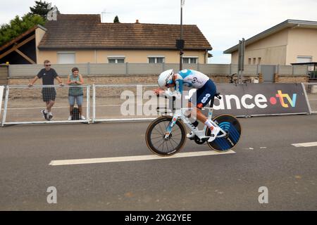 Romain Bardet vom Team DSM Firmenich PostNL reitet in Gevrey-Chambertin im Einzelzeitfahren auf der 7. Etappe der Tour de France 2024 Credit: Dominic Dudley/Alamy Live News Stockfoto