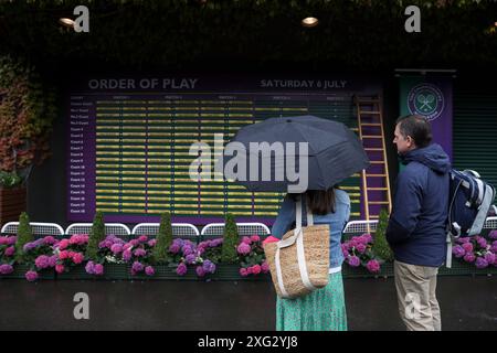 London, Großbritannien. Juli 2024. Das Foto vom 6. Juli 2024 zeigt Menschen, die sich die Reihenfolge des Spiels am 6. Tag bei der Wimbledon Tennis Championship in London ansehen. Quelle: Han Yan/Xinhua/Alamy Live News Stockfoto