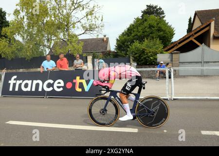 Ben Healy von EF Education Easypost reitet in Gevrey-Chambertin im Einzelzeitfahren auf der 7. Etappe der Tour de France 2024 Credit: Dominic Dudley/Alamy Live News Stockfoto