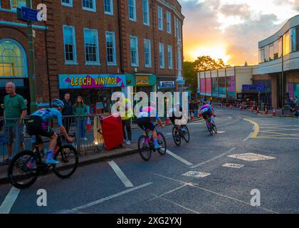 Die Sonne beginnt zu untergehen, während das Rennen in den Guildford Crits, England, 3. Juli 2024, Credit:Chris Wallis/Alamy Live News Stockfoto