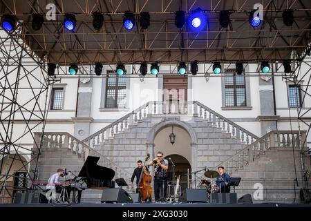 Roy Paci Konzert am frühen Morgen im Schloss von Udine. Stockfoto