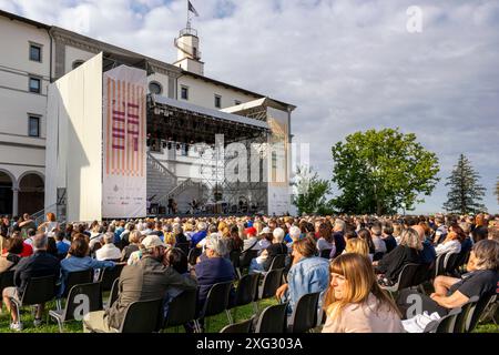 Roy Paci Konzert am frühen Morgen im Schloss von Udine. Stockfoto