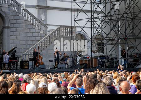 Roy Paci Konzert am frühen Morgen im Schloss von Udine. Stockfoto