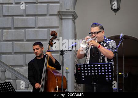 Roy Paci Konzert am frühen Morgen im Schloss von Udine. Stockfoto