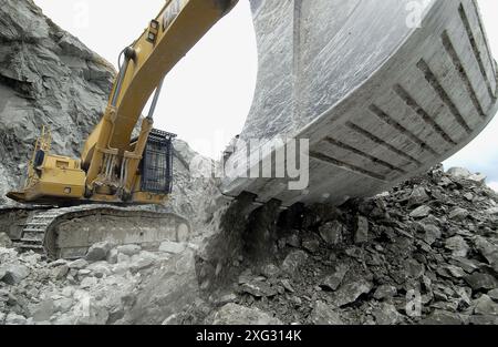 Marl-Gewinnung im Steinbruch für Zementwerk Stockfoto