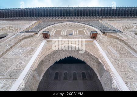 Fès, Marokko - 23. März 2024: Die Al-Quaraouiyine-Moschee (oder Al-Karaouine) ist ein Symbol der islamischen heiligen Stadt Fès. Es ist auch das älteste Universum Stockfoto