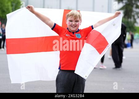 Ein junger England-Fan hält eine englische Flagge vor der UEFA Euro 2024, dem Viertelfinalspiel in der Düsseldorfer Arena. Bilddatum: Samstag, 6. Juli 2024. Stockfoto