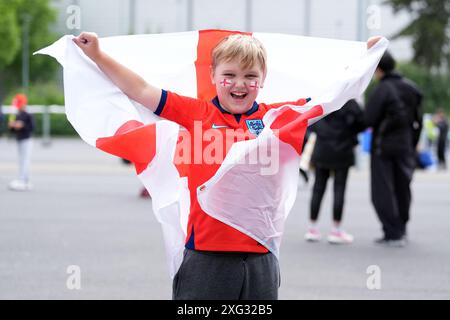 Ein junger England-Fan hält eine englische Flagge vor der UEFA Euro 2024, dem Viertelfinalspiel in der Düsseldorfer Arena. Bilddatum: Samstag, 6. Juli 2024. Stockfoto