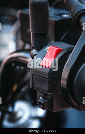 Roter Zündschalter am Motorrad Nahaufnahme, Makrozündung Stockfoto