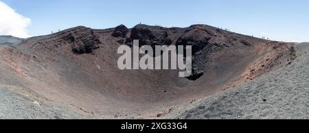 Mondlandschaft auf dem Ätna. Vulkanische Asche und schwarzer Stein, die durch Eruptionen und Lava entstanden sind. Silvestri Zrater Stockfoto