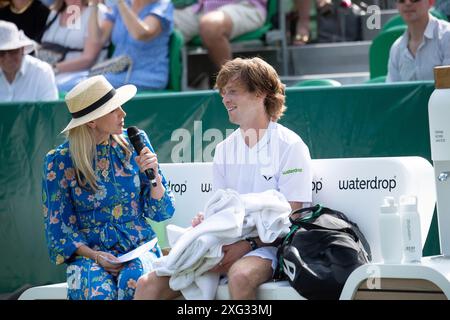 BILDER ABLEGEN. Juli 2024. Der russische Tennisspieler Andrey Rublev ist aus Wimbledon raus. Stoke Poges, Großbritannien. Juni 2024. Andrey Rublev, Weltrangliste 6, wird im Interview mit dem Sender Di Stewart aufgenommen, nachdem er im Stoke Park, Stoke Poges, Buckinghamshire, Tennis gespielt hatte. Kredit: Maureen McLean/Alamy Stockfoto