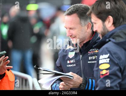 Silverstone Circuit, Northamptonshire, Großbritannien. Juli 2024. Formel 1 2024 Qatar Airways Grand Prix von British F1; Qualifikationstag; Christian Horner, Leiter des Red Bull Racing Teams, unterzeichnet Autogramme Credit: Action Plus Sports/Alamy Live News Stockfoto