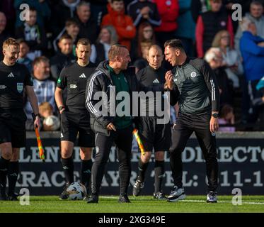 Somerset Park, Ayr, Großbritannien. Juli 2024. Scottish Pre Season Football, Ayr United gegen Celtic; Celtic Manager Brendan Rodgers lacht mit Ayr United Head Coach Scott Brown Credit: Action Plus Sports/Alamy Live News Stockfoto