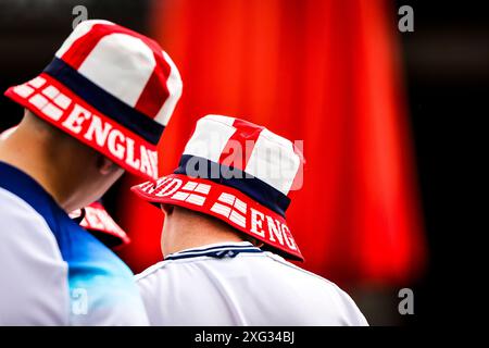 Düsseldorf, Deutschland. Juli 2024. Fußball: Europameisterschaft, England - Schweiz, Endrunde, Viertelfinale: Englische Fans mit Hüten in der Altstadt. Quelle: Christoph Reichwein/dpa/Alamy Live News Stockfoto