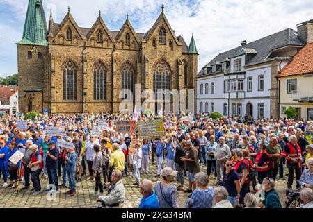 Ostercappeln, Deutschland 06. Juli 2024: Am Samstagvormittag haben sich ca. 1900 Menschen auf dem Kirchplatz in Ostercappeln versammelt um gegen die Schließung des Krankenhauses St. Raphael zu demonstrieren. Kirchplatz Niedersachsen *** Ostercappeln, Deutschland 06. Juli 2024 am Samstagmorgen versammelten sich rund 1900 Menschen auf dem Kirchplatz in Ostercappeln, um gegen die Schließung des St. Raphael-Krankenhauses Kirchplatz Niedersachsen zu demonstrieren Copyright: XFotostandx/xReissx Stockfoto