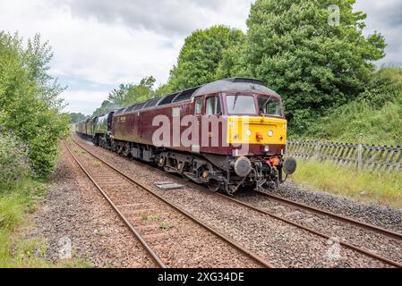 WCR Diesel 47848 zieht Tangmere & Kutschen und fährt von Carnforth nach York am 6. Juli 2024 (Vorbereitung auf die Reise York nach Carlisle am 7. Juli, Stockfoto