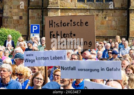 Ostercappeln, Deutschland 06. Juli 2024: Am Samstagvormittag haben sich ca. 1900 Menschen auf dem Kirchplatz in Ostercappeln versammelt um gegen die Schließung des Krankenhauses St. Raphael zu demonstrieren. Kirchplatz Niedersachsen *** Ostercappeln, Deutschland 06. Juli 2024 am Samstagmorgen versammelten sich rund 1900 Menschen auf dem Kirchplatz in Ostercappeln, um gegen die Schließung des St. Raphael-Krankenhauses Kirchplatz Niedersachsen zu demonstrieren Copyright: XFotostandx/xReissx Stockfoto