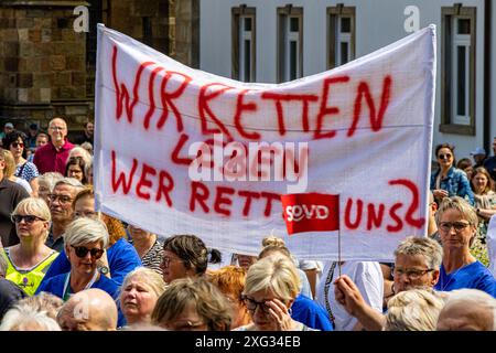 Ostercappeln, Deutschland 06. Juli 2024: Am Samstagvormittag haben sich ca. 1900 Menschen auf dem Kirchplatz in Ostercappeln versammelt um gegen die Schließung des Krankenhauses St. Raphael zu demonstrieren. Kirchplatz Niedersachsen *** Ostercappeln, Deutschland 06. Juli 2024 am Samstagmorgen versammelten sich rund 1900 Menschen auf dem Kirchplatz in Ostercappeln, um gegen die Schließung des St. Raphael-Krankenhauses Kirchplatz Niedersachsen zu demonstrieren Copyright: XFotostandx/xReissx Stockfoto