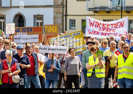 Ostercappeln, Deutschland 06. Juli 2024: Am Samstagvormittag haben sich ca. 1900 Menschen auf dem Kirchplatz in Ostercappeln versammelt um gegen die Schließung des Krankenhauses St. Raphael zu demonstrieren. Kirchplatz Niedersachsen *** Ostercappeln, Deutschland 06. Juli 2024 am Samstagmorgen versammelten sich rund 1900 Menschen auf dem Kirchplatz in Ostercappeln, um gegen die Schließung des St. Raphael-Krankenhauses Kirchplatz Niedersachsen zu demonstrieren Copyright: XFotostandx/xReissx Stockfoto