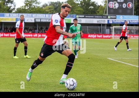 Dordrecht, Niederlande. Juli 2024. DORDRECHT, NIEDERLANDE - 6. JULI: Antef Tsoungui aus Feyenoord läuft mit dem Ball während des Vorsaison-Freundschaftsspiels zwischen dem FC Dordrecht und Feyenoord im M-Scores Stadion am 6. Juli 2024 in Dordrecht, Niederlande. (Foto von Hans van der Valk/Orange Pictures) Credit: Orange Pics BV/Alamy Live News Stockfoto