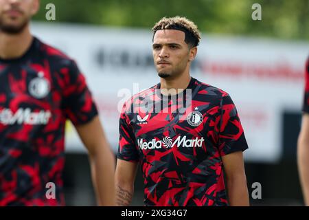 Dordrecht, Niederlande. Juli 2024. DORDRECHT, NIEDERLANDE - 6. JULI: Antef Tsoungui aus Feyenoord sieht sich während des Vorsaison-Freundschaftsspiels zwischen dem FC Dordrecht und Feyenoord im M-Scores Stadion am 6. Juli 2024 in Dordrecht, Niederlande, an. (Foto von Hans van der Valk/Orange Pictures) Credit: Orange Pics BV/Alamy Live News Stockfoto