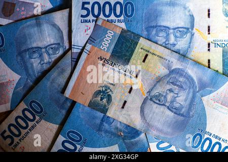 Stapel von fünfzigtausend indonesischen Rupiah-Banknoten Stockfoto