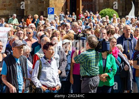 Ostercappeln, Deutschland 06. Juli 2024: Am Samstagvormittag haben sich ca. 1900 Menschen auf dem Kirchplatz in Ostercappeln versammelt um gegen die Schließung des Krankenhauses St. Raphael zu demonstrieren. Kirchplatz Niedersachsen *** Ostercappeln, Deutschland 06. Juli 2024 am Samstagmorgen versammelten sich rund 1900 Menschen auf dem Kirchplatz in Ostercappeln, um gegen die Schließung des St. Raphael-Krankenhauses Kirchplatz Niedersachsen zu demonstrieren Copyright: XFotostandx/xReissx Stockfoto